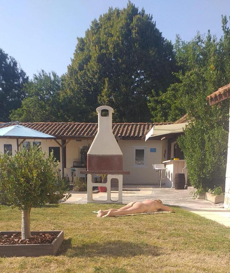 Chambre D'Hotes Naturiste Le Jardin Des Hirondelles Blanzaguet-Saint-Cybard Bagian luar foto