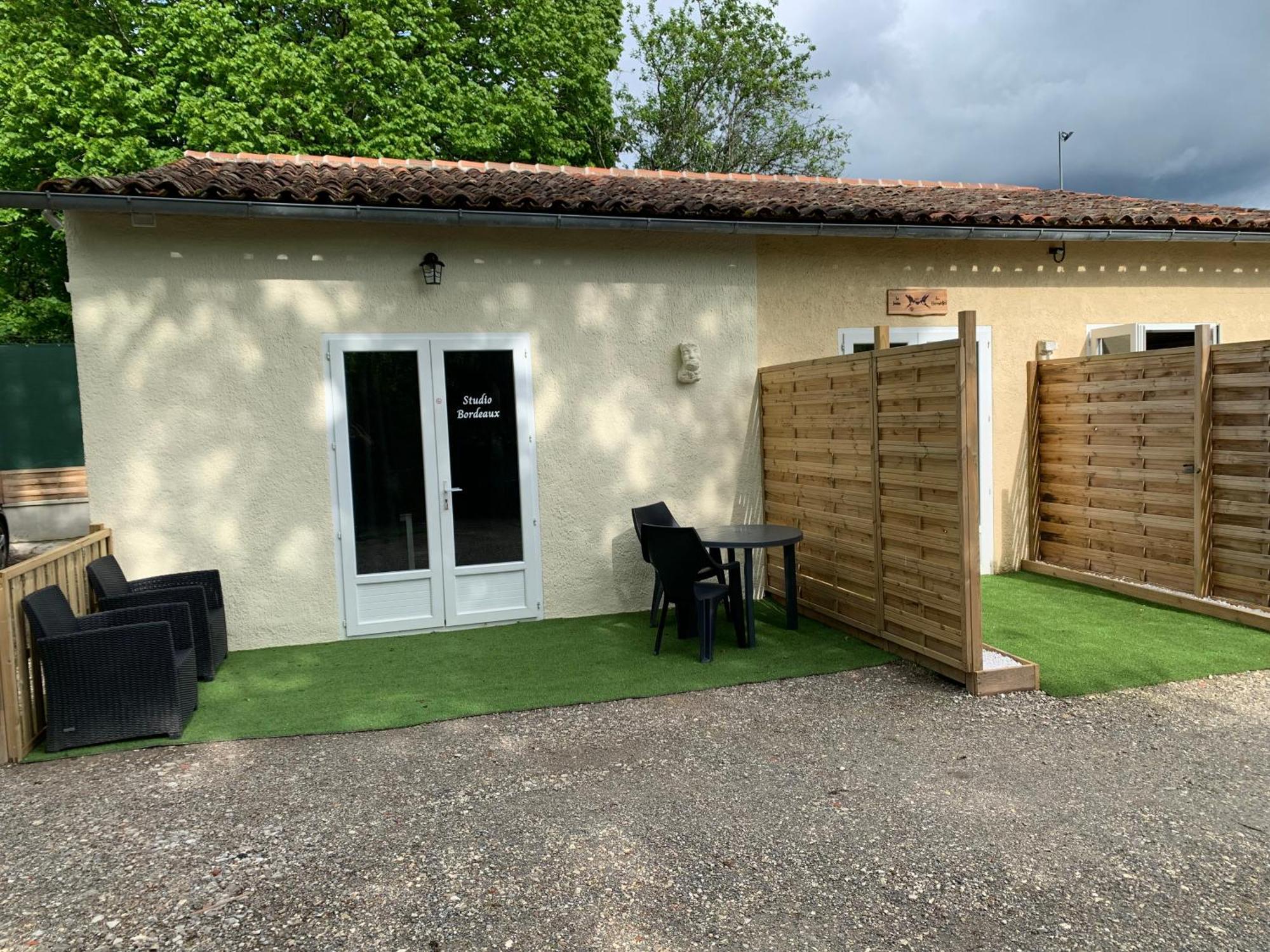 Chambre D'Hotes Naturiste Le Jardin Des Hirondelles Blanzaguet-Saint-Cybard Bagian luar foto
